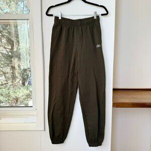 Alo Yoga Accolade Sweatpants Joggers in Green Dark Olive